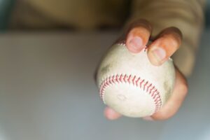 野球の球種であるツーシームの握り方やその軌道、投げ方について、解説！
